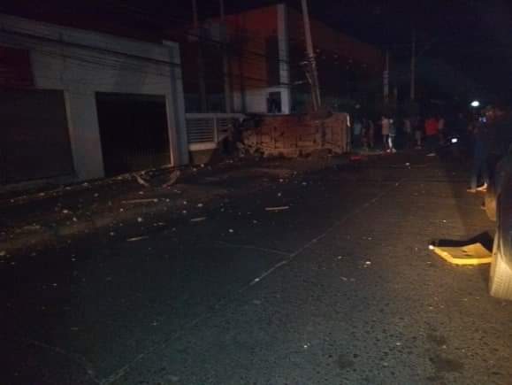 ESR_Informa's tweet photo. #Remgo
Choque de vehículo menor con poste frente a supermercado Mayorista 10 deja una persona lesionada y varios sectores sin energía eléctrica https://t.co/Sko3xhdK3o