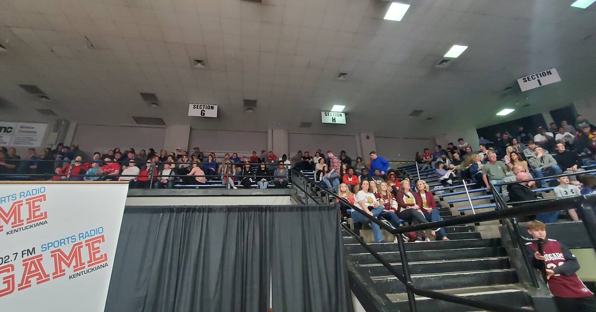 HomersRadio's tweet photo. Over 4200 people attended the Boys 3rd Region Final 4 tonight. Sure would have been a shame if 2,000 of those fans had to watch it on closed circuit TV, cause they couldn't fit in a high school gym https://t.co/XWx00S1OZj