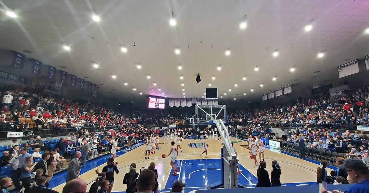 HomersRadio's tweet photo. Over 4200 people attended the Boys 3rd Region Final 4 tonight. Sure would have been a shame if 2,000 of those fans had to watch it on closed circuit TV, cause they couldn't fit in a high school gym https://t.co/XWx00S1OZj