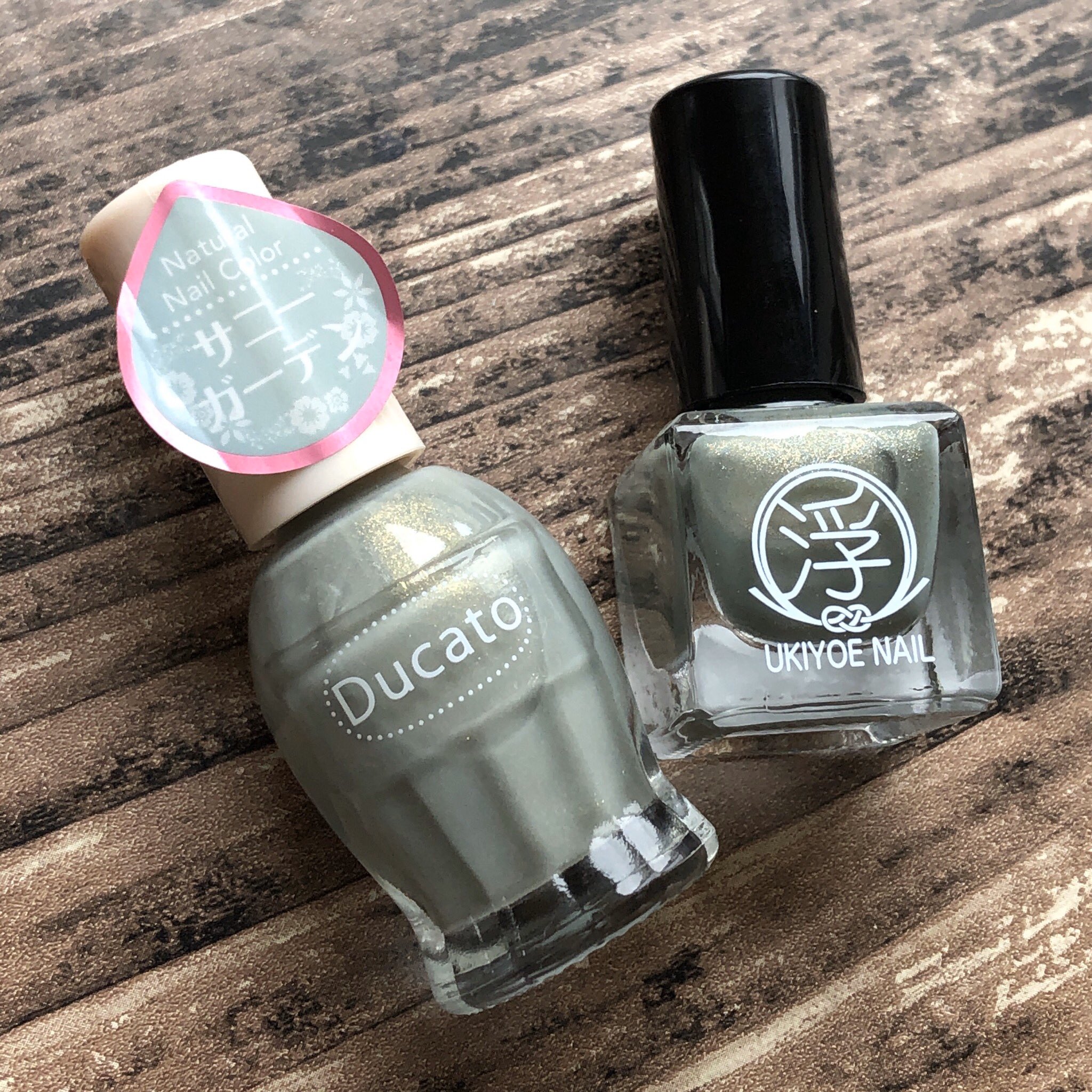 もふnail この春アツイ くすみグリーン系コーデに オススメポリッシュ2色 ピスタチオカラーや くすみミント等のコーデにあわせたいこの春新作ポリッシュ2本 左から Ducato サニーガーデン 浮世絵ネイル 松林 どちらも2度塗り 浮世絵ネイル
