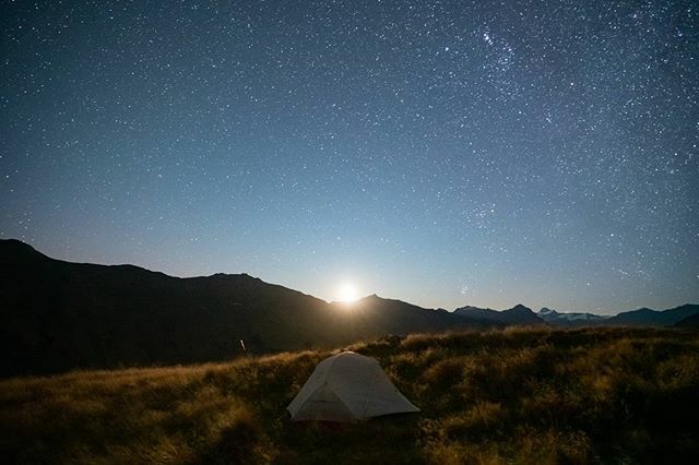 TalmanMadsen's tweet photo. Late summer nights spent camping amongst tussocks and gazing at distant stars and rugged mountains as the moon slowly slips away. This is where you'll find me! 😍⛺⛰️🌌🌙🙌 https://t.co/JRdS8GY8sH
