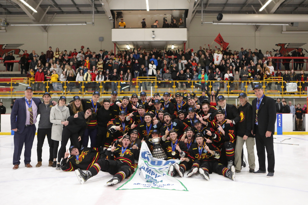 🏆 Say hello to your 2020 <a href="/OUAsport/">Ontario University Athletics</a> Queen's Cup Champs!! Final score 2-1 in TRIPLE OT. 😅

#GryphonHockey #GryphonPride #109QueensCup #QuestForTheCup #QueensCupChamps #Guelph