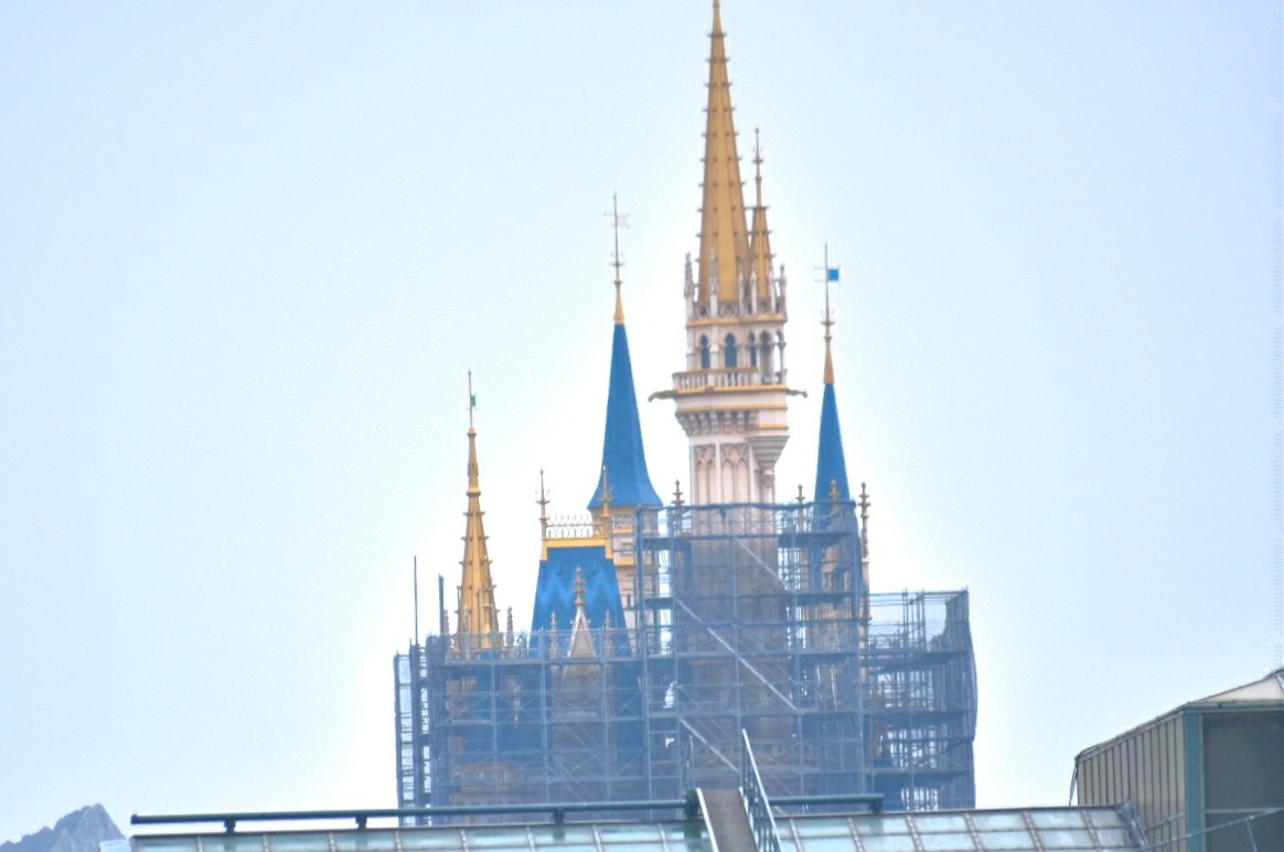 Kkchannel Ay H 手元に良い写真が無いのですが 以前はこんな感じです 青い屋根 の部分に模様が入っていないのが東京ディズニーランド版 青に白のギザギザ模様が入っているのがディズニーワールド版のシンデレラ城でした T Co Britwlqsdg