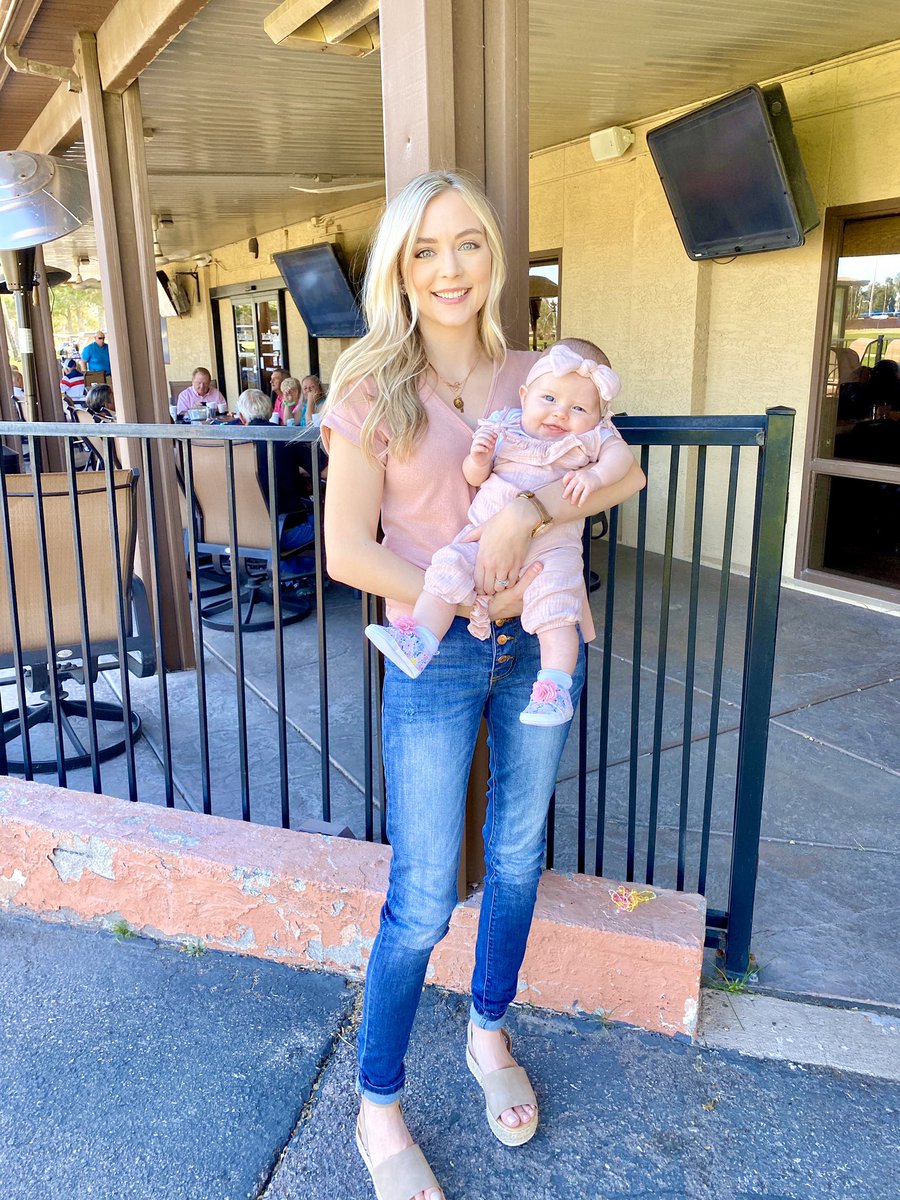 JordanMarieB's tweet photo. I cannot tell you how many times people comment on how I look now compared to when I didn’t have a kiddo #alcoholisnotmyfriend #breastfeedingsucksthelifeoutofyou #skinnybitch #iwaspuffy2018-19 https://t.co/DtkQR2rKxZ