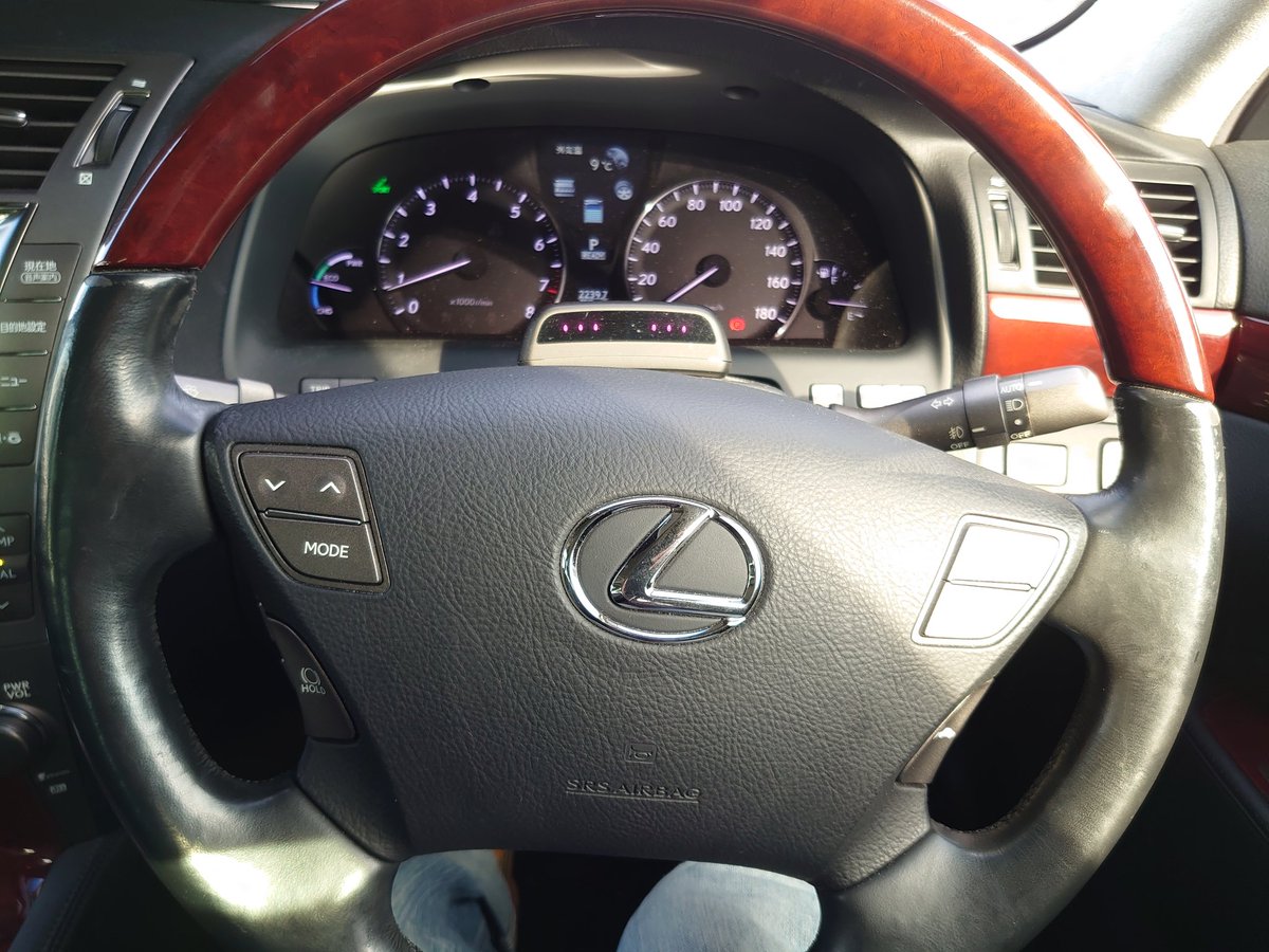 yoshi1996031's tweet photo. 昨日の夕方あたりに LEXUS LS600hに乗ってきました!!🤩
エンジンが始動してるのかわからんくらい静かでした😁
#LEXUS
#LEXUSLS600h
#高級車
#高級セダン
#大排気量
#大排気量車
#ハイブリッド車 https://t.co/zTkISXuIge