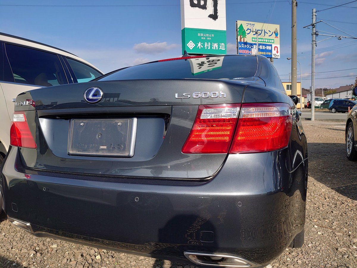 yoshi1996031's tweet photo. 昨日の夕方あたりに LEXUS LS600hに乗ってきました!!🤩
エンジンが始動してるのかわからんくらい静かでした😁
#LEXUS
#LEXUSLS600h
#高級車
#高級セダン
#大排気量
#大排気量車
#ハイブリッド車 https://t.co/zTkISXuIge