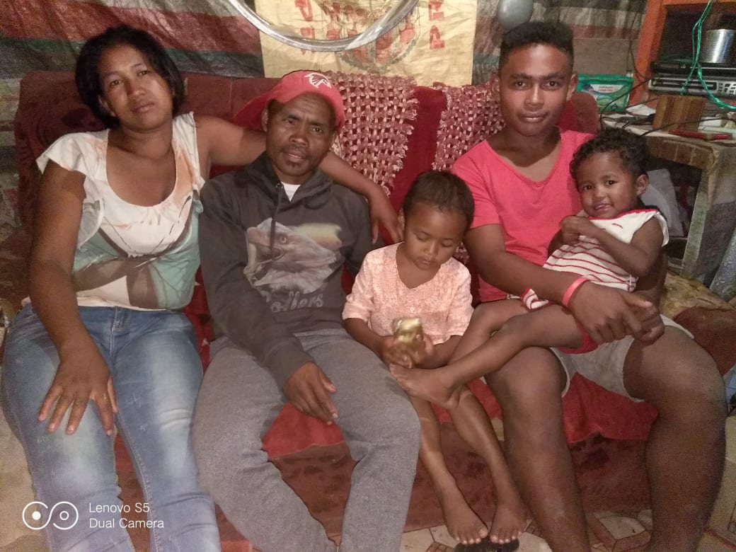 Nous avons besoin de vous et de vos dons pour permettre à cette famille malgache défavorisée de vivre convenablement. Merci pour votre générosité - ambitions-pour-madagascar.fr/cause/aidons-u…