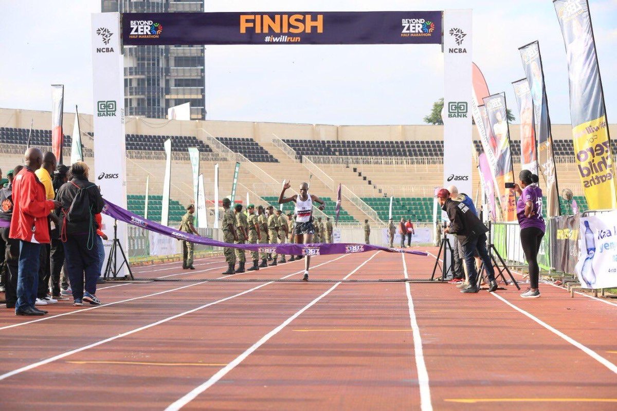 2RunningClub's tweet image. In the meantime in Nairobi, Vincent Kipchumba fine tunes his preparations for @LondonMarathon with a solid win at @BeyondZeroKenya half marathon.