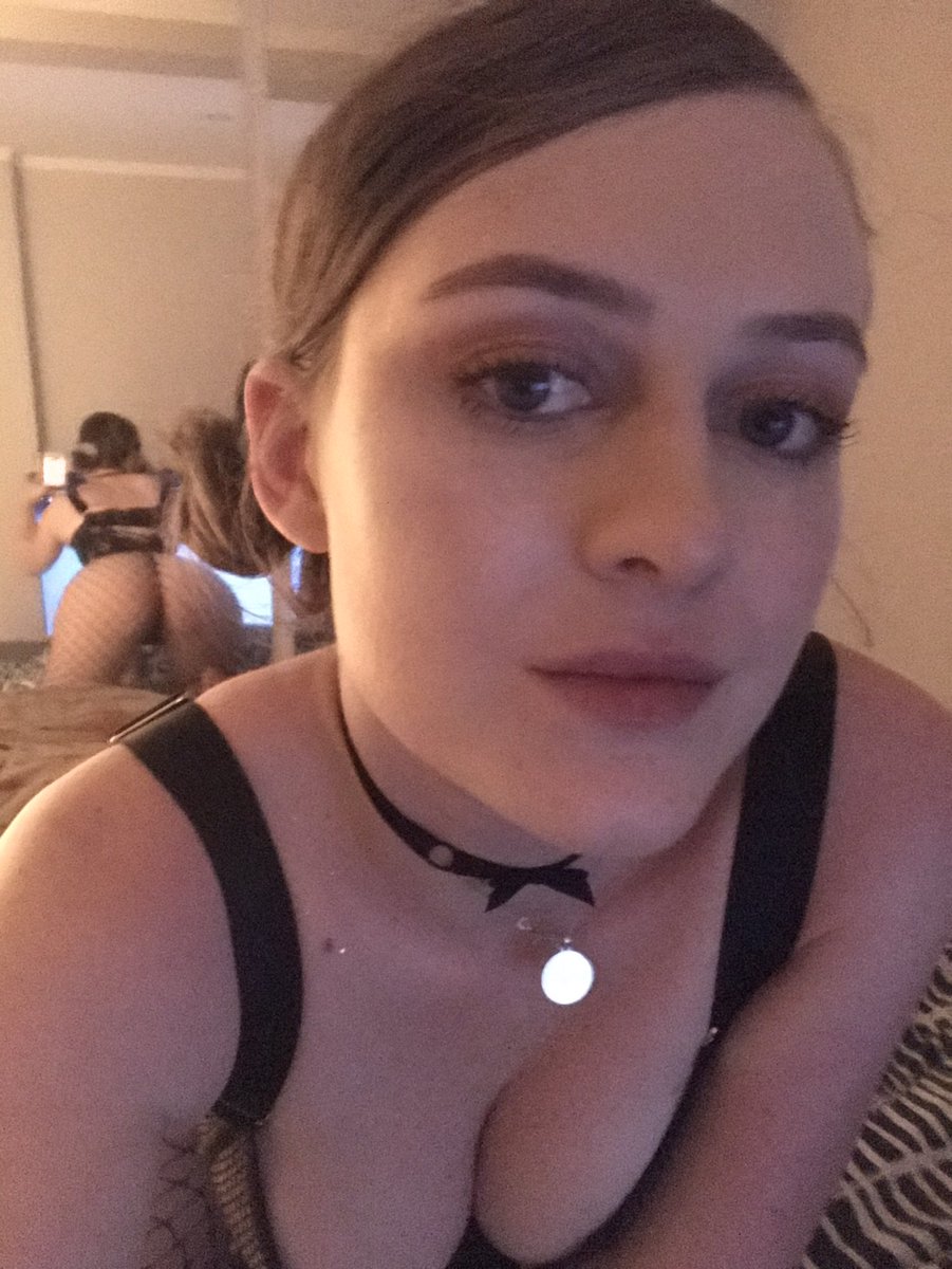 EmilyVixen3's tweet photo. Ready for a foursome 😈 https://t.co/3YddyiiiwW