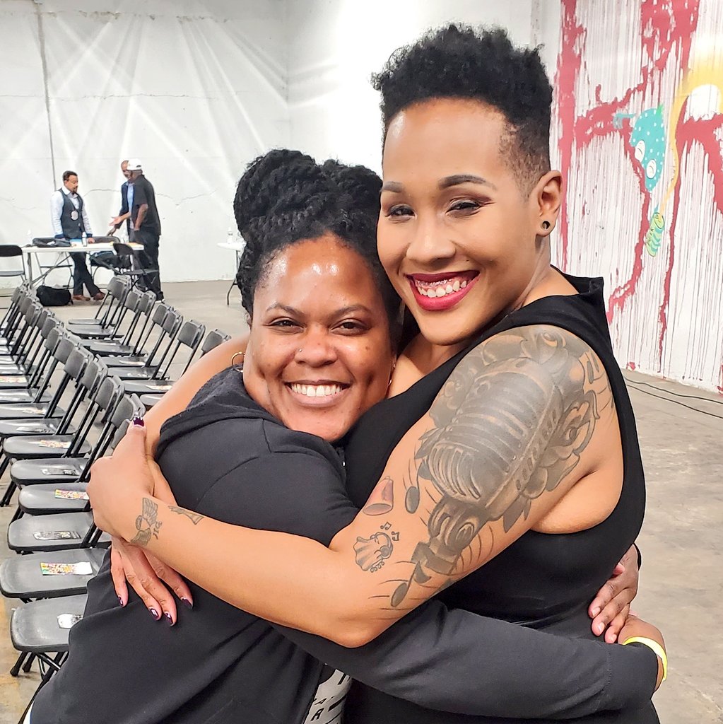 OJ_PurpleStuff's tweet photo. We finally got to meet my #NAHBRA twin, the fantastic @meredithbellpb. 🎙🎙💗#butchvsgore https://t.co/hNRTs6Lv2Z