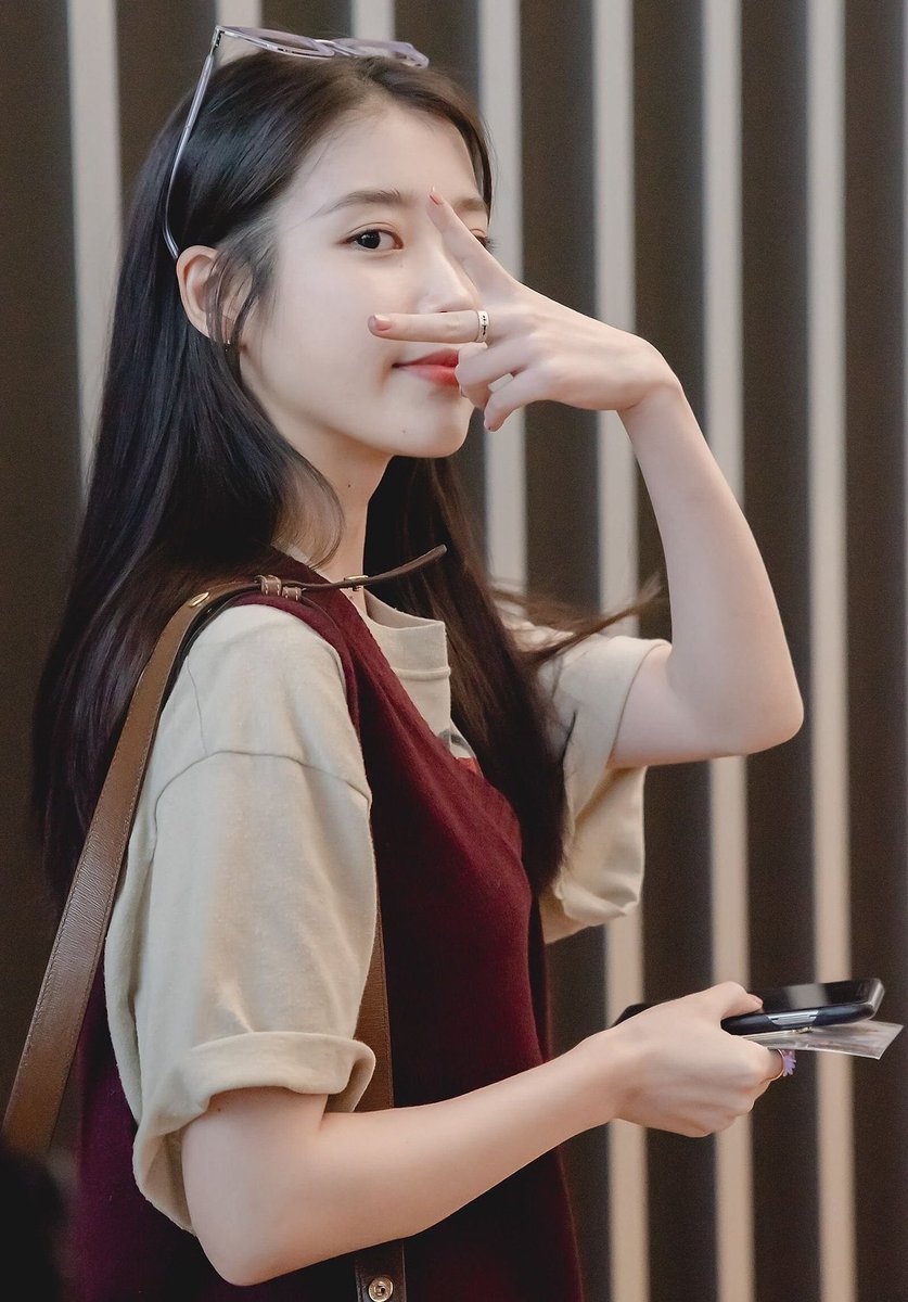 jieuniewon's tweet photo. Goodnight! I miss you so much, @_IUofficial. 😞 Keep safe. Hope you're having a good time for yourself babyy. Love you 😘💖🌺
#HaveABlessedSundayEveryone🙏 https://t.co/LHVUeMNsTG