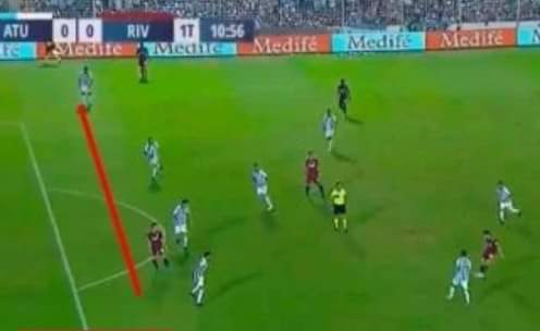 web_lariojaarg's tweet photo. #DeportesRiojanos
El lineman chileciteño #GabrielChade en el centro de la polémica, juega de la definición de la #SuperligaArgentina
Una de las jugadas controvertidas se involucra al árbitro asistente oriundo de #Chilecito quién anuló mal un tanto marcado por #SantosBorre https://t.co/Vpffjjzqdu