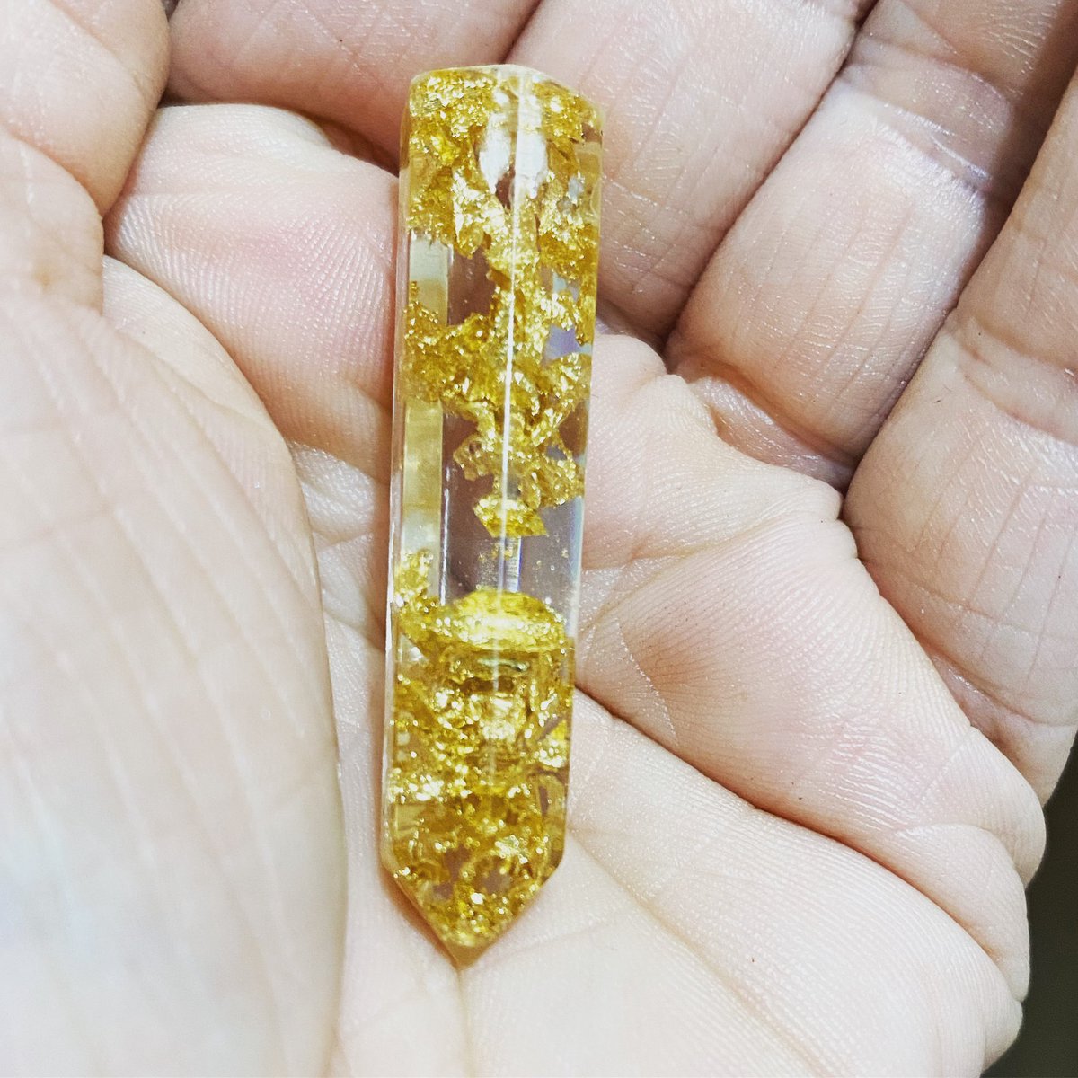 WiddopgemsC's tweet photo. Crystal pendant made using gold leaf flakes - this will be on my shop by the end of the week :)  #EtsySeller #etsyshop #Crystalpendant #goldleaf #jewellerymaking #widdopgems https://t.co/V50KWCi4QT
