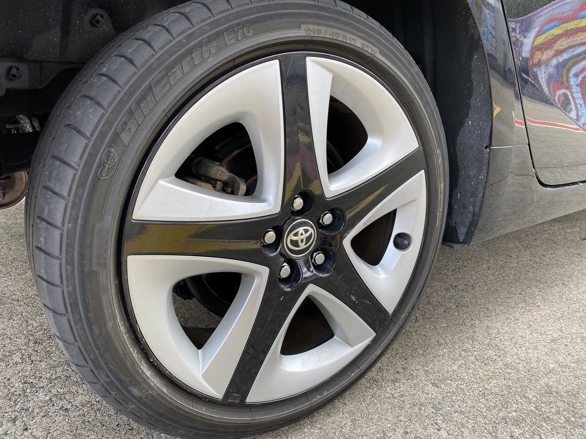 Ao パンク修理はしてもらって買い物したけど パンクしたまましばらく走ってるから少し側面が削れてて 近いうちにタイヤ交換すすめられた ガソスタでタイヤの値段聞いたら1本3万超えs とりあえずパンク修理だして2千円ちょい ヽ ノ