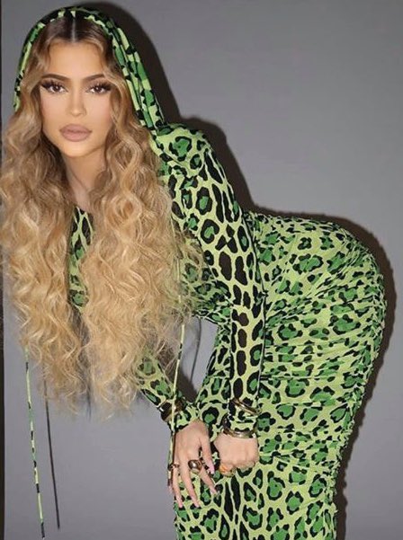 torionnataz's tweet photo. KYLIE VS. BEYONCÉ...who wore it better? https://t.co/Wma4YmJ42C