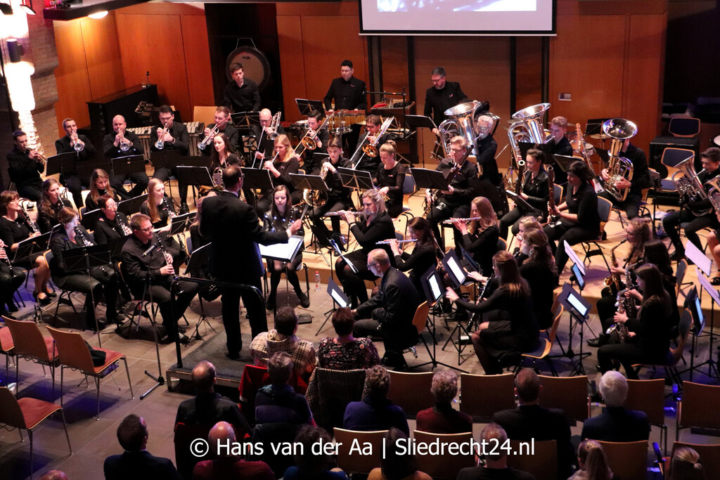 Sliedrecht24's tweet photo. Het thema Bevrijding werd omlijst met toepasselijke nummers en medleys. De muziek werd via de beamer ‘ondersteund’ met historische beelden van onder andere Anne Frank en de bomaanslagen in Sliedrecht van 8 juli 1940. (Foto's Hans van der Aa / Sliedrecht24) #Tweetbijartikel https://t.co/SeHAsmNQIu