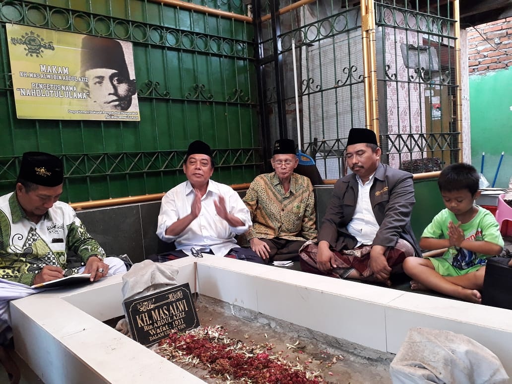 KH Abdurrahman Wahid (Gus Dur) adalah seorang tokoh yg sering melakukan ziarah kubur. Tak terhitung makam di pelosok² kampung yg pernah diziarahinya.

Ketika ditanya apa alasan Gus Dur sering berziarah kubur? 

"Karena orang mati tidak memiliki kepentingan," jawab Gus Dur.