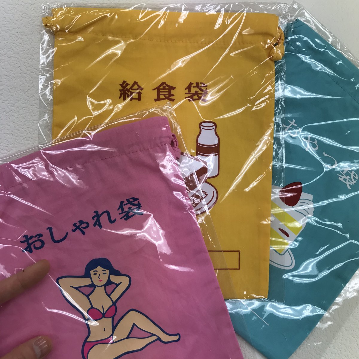 東急ハンズ渋谷店 さぁ なにを入れようか 個人的に一番度肝を抜かれたのは おしゃれ袋 バリエーションも様々あるので 子どもから子どもに戻りたい大人までお使いいただけます ハイタイド ニューレトロ 巾着袋 各600円 税 ハンズ渋谷 5a 東急ハンズ渋谷店 さぁ なにを入れようか 個人的に一番度肝を抜かれたのは おしゃれ袋 バリエーションも様々あるので 子どもから子どもに戻りたい大人までお使いいただけます ハイタイド ニューレトロ 巾着袋 各600円 税 ハンズ渋谷 5a