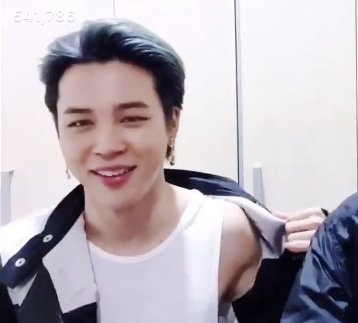 PARK JIMIN!!! You simply cannot contain Sassy Left Shoulder, we know this to be true!!!  #JIMIN  #BTS    #BTSARMY    @BTS_twt