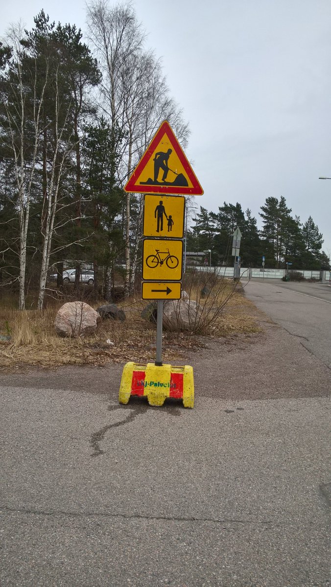 Laaduntarkkail1's tweet image. #Vuosaari #Columbus Tynylaavantie 5 työmaa. Sama liikennemerkkipylväs vastakkaisista suunnista, asettelu on aivan pielessä suhteessa työmaahan #Ramudden. @HelsinkiKymp #toimivakaupunki @Vapaavuori