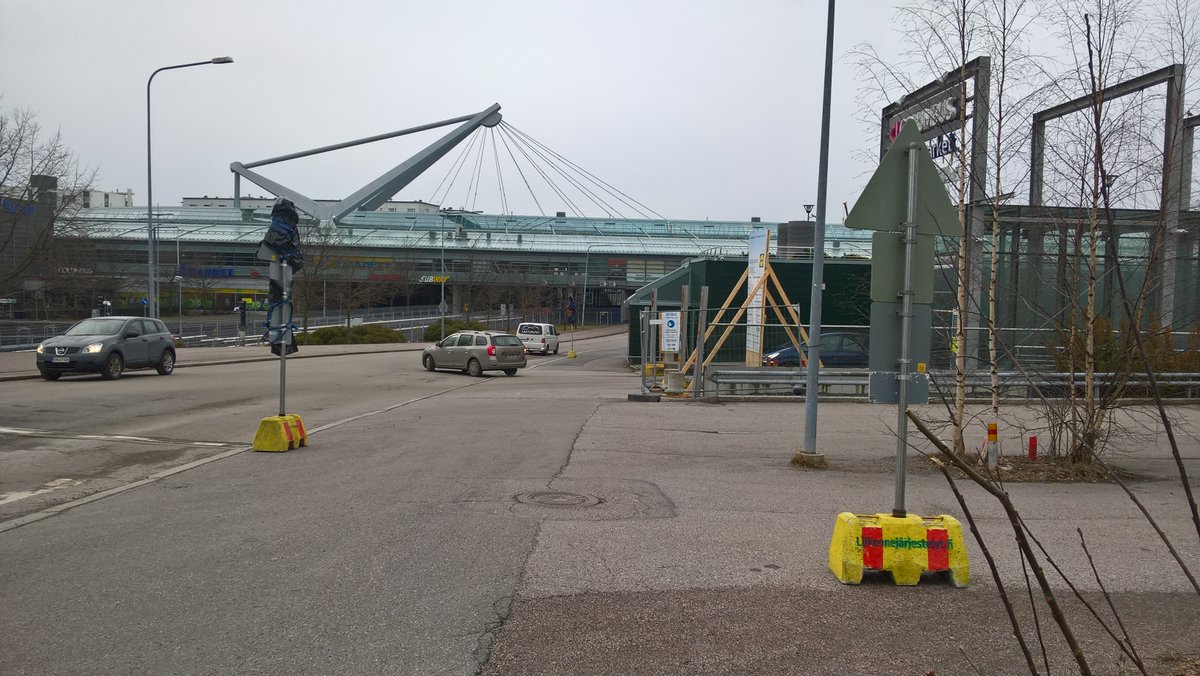 Laaduntarkkail1's tweet image. #Vuosaari #Columbus Tynylaavantie 5 työmaa. Sama liikennemerkkipylväs vastakkaisista suunnista, asettelu on aivan pielessä suhteessa työmaahan #Ramudden. @HelsinkiKymp #toimivakaupunki @Vapaavuori