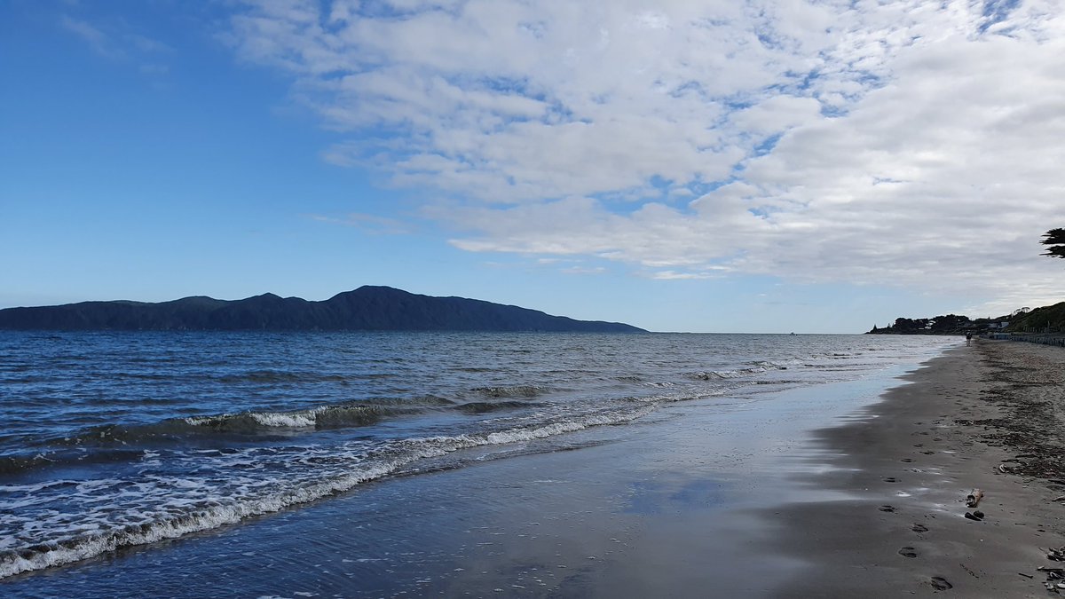oldandfullofpie's tweet photo. Hey there #MercerActive Crew! Have a fab day running the #surreyhalf I did a #virtual 10km walk/plog through the sand and sea to support you all!  And go go go No1 @SunnysiderPhil 🙂 @lifeatmercer https://t.co/LsV1RjIzsW