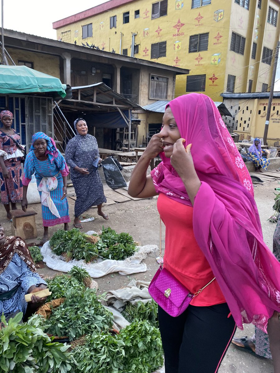 SaadatuMKawu's tweet image. In commemoration of International Women's Day; I was in Ipata Market at 7:00am, to reward our dogged women.
7 days a week either it's cold or rainy; they are in the market from six in the morning to sort vegetables, to tie and sell items worth N5,000 or less. Tribute to all women