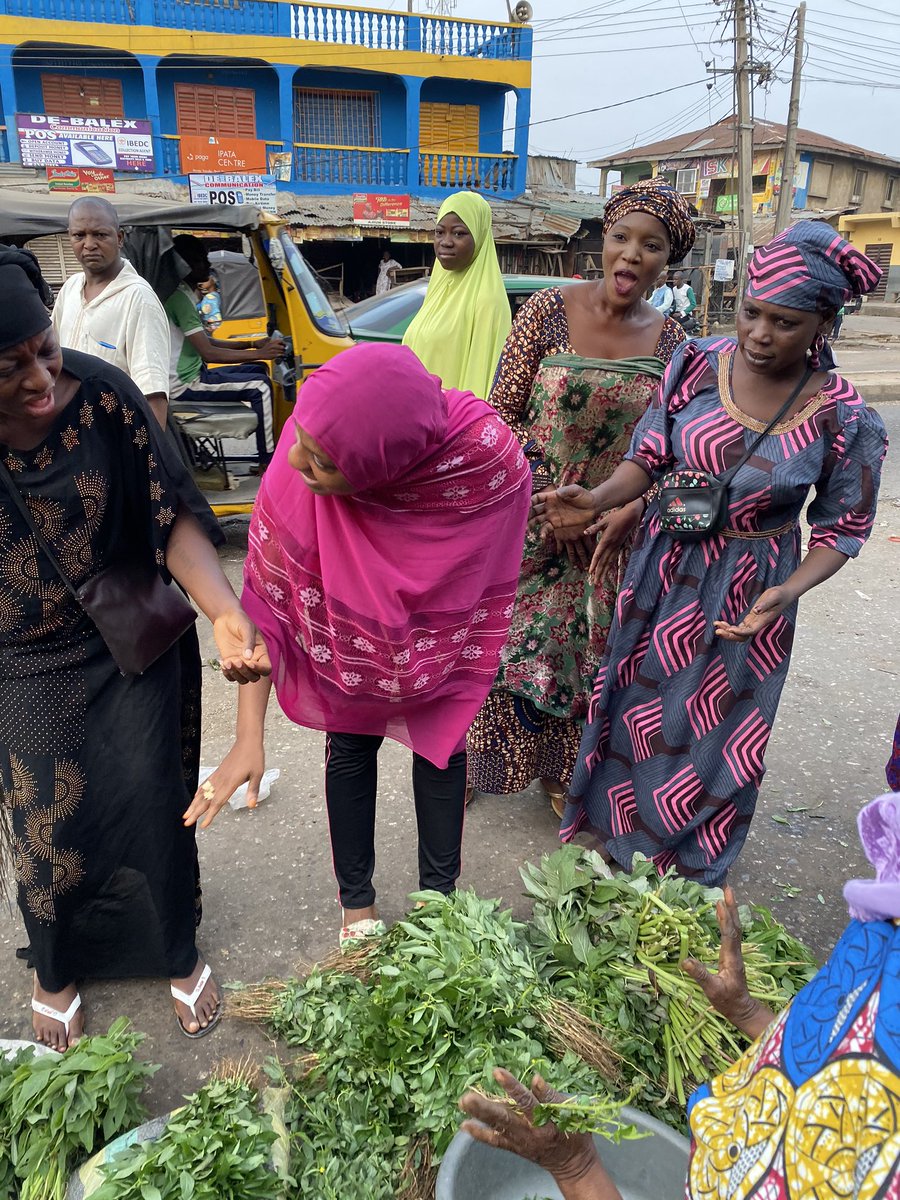 SaadatuMKawu's tweet image. In commemoration of International Women's Day; I was in Ipata Market at 7:00am, to reward our dogged women.
7 days a week either it's cold or rainy; they are in the market from six in the morning to sort vegetables, to tie and sell items worth N5,000 or less. Tribute to all women