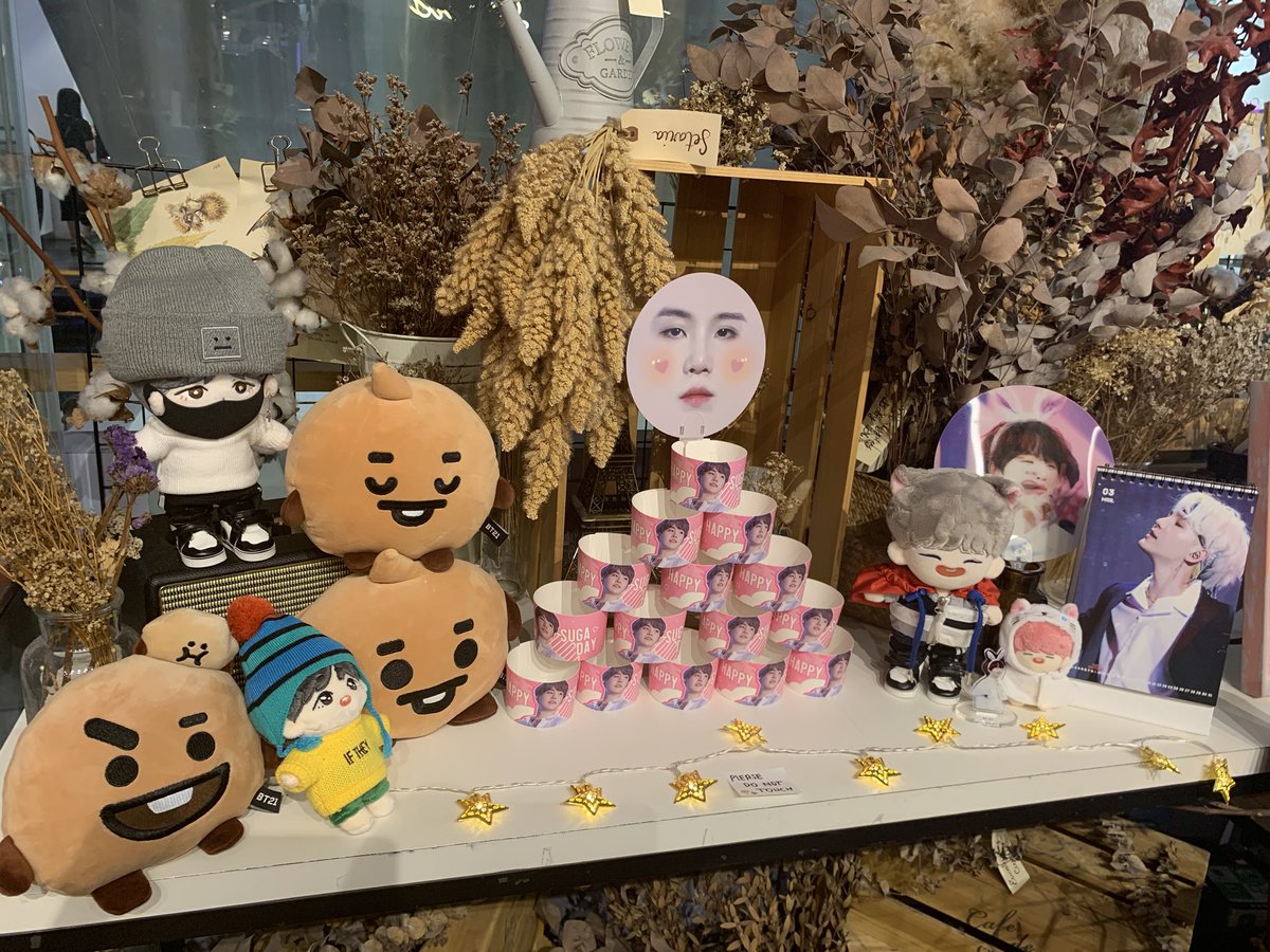 yoongiess93_'s tweet photo. 3/3 Lovely decor at Cafe de Paris for Yoongi bday cafe event! Thank you to the admins and the fansupport givers for the cute freebies 💜 @SUGARUSHSG #SUGARUSHSG https://t.co/FzUbbwOsSF