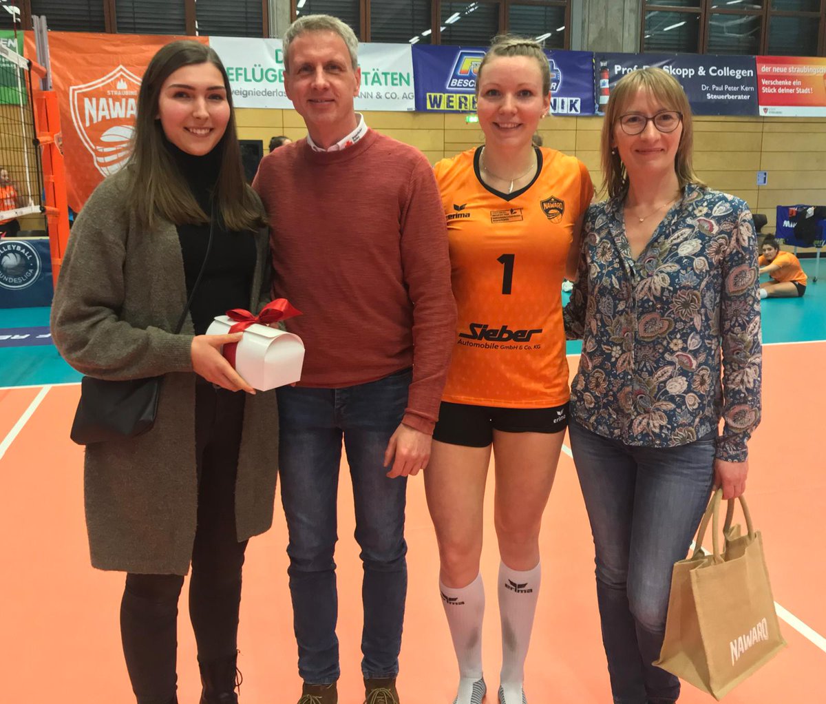 StraubingBrk's tweet photo. Gestern Abend waren wir Sponsor of the day bei @nawaro_straubing mit #Lebenplus. Alle Informationen über unsere Services findet ihr auf unserer Homepage https://t.co/I2ohLzIsQC #drk #brk #brkstraubing https://t.co/sRRPK3m0k5