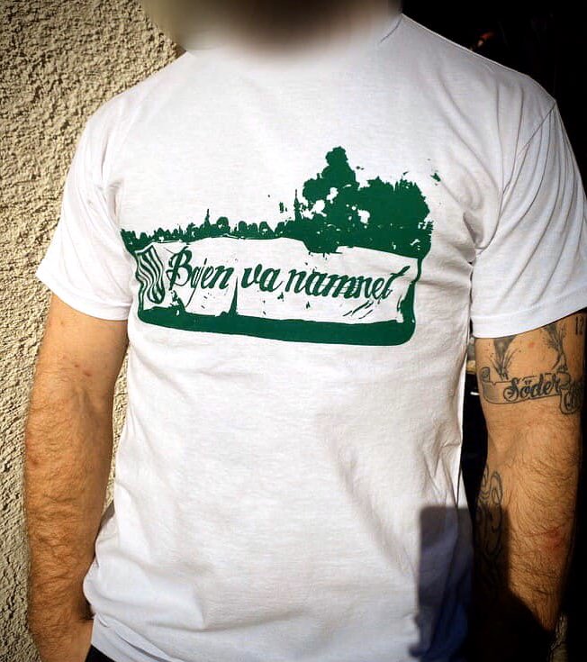 SoderBroder1998's tweet image. Den här nya t-shirten kan bli din idag!
Du hittar den bakom norra läktaren innan matchen och i pausen. Begränsad upplaga. Pris 150:-