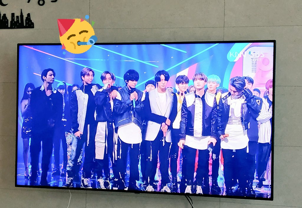 bts_ucu's tweet photo. 1위 축하해에에ㅔ!!!!!!ㅜㅜ https://t.co/jbf7D1GGUc