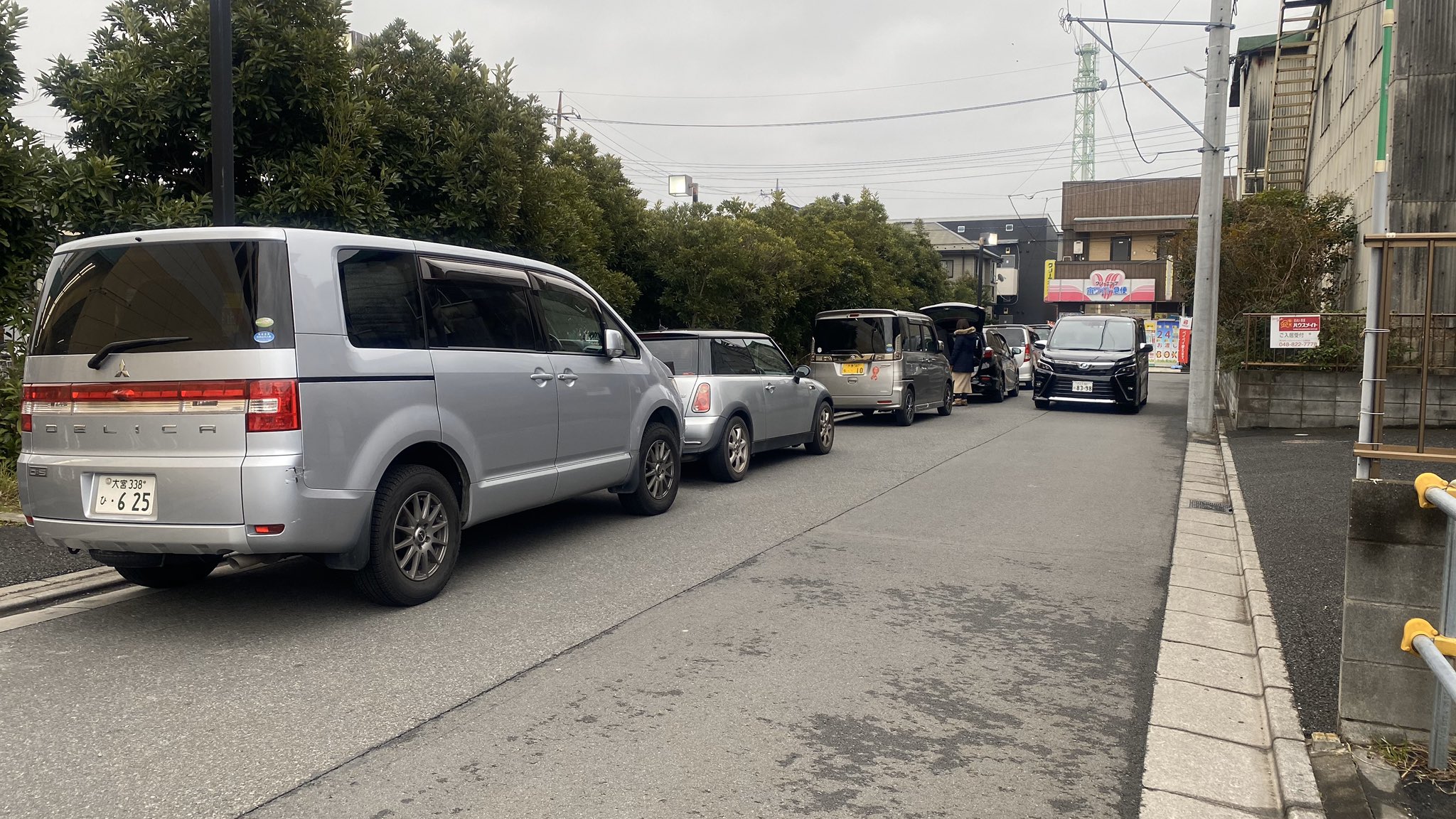 一般人 厄介住民に迷惑してる人 ロジャース浦和店の横道が路駐の車でいっぱい なら駐車場 をもっと大きくしたらいいのに 普通に邪魔 だから 肉の納品業者に早朝から立ちションされるだよ 3枚目の写真が立ちションされてる場所 なう 03 08