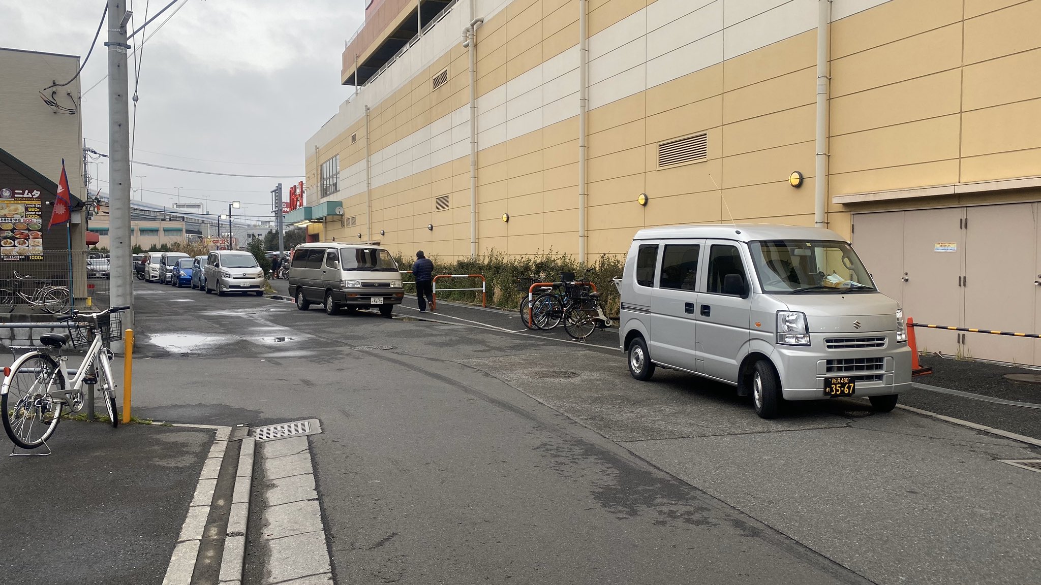 一般人 厄介住民に迷惑してる人 ロジャース浦和店の横道が路駐の車でいっぱい なら駐車場 をもっと大きくしたらいいのに 普通に邪魔 だから 肉の納品業者に早朝から立ちションされるだよ 3枚目の写真が立ちションされてる場所 なう 03 08