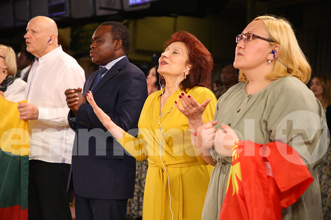 SCOANTBJoshua's tweet photo. God inhabits the praise of His people. Join The SCOAN Choir to worship God in the beauty of His holiness this morning. https://t.co/wDJJq8K1hd