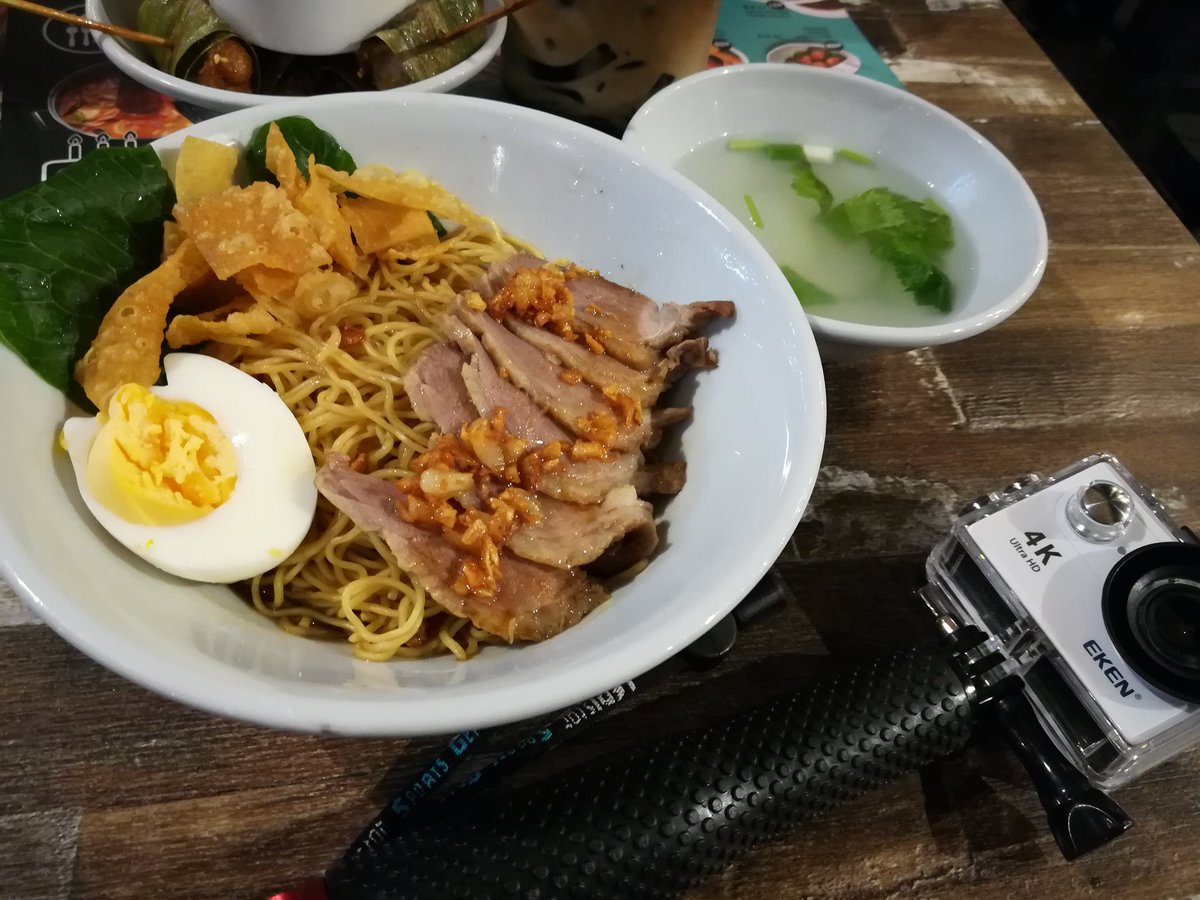 ZAzizie's tweet photo. #HappyBirthday check-in dah, Jalan dh, Mkn dah, minum dh.. @Knaza13 moga sihat slalu, dimurah rezeki.. Aminn #WomensDay #bornday 8383 💪😊 https://t.co/TJntWayXCg