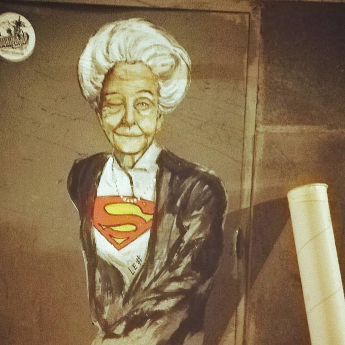 Superpoderes gentileza de #Lediesis, #arteurbano 

facebook.com/10000125559513…

#VIAniversarioWomenCyL #8M #12M