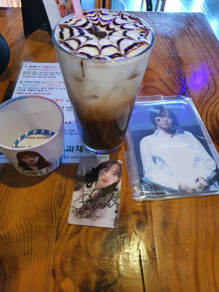 strawberryseola's tweet image. 모카 커피 시켰는데 너무 예쁘당..
특전 사진도 너무 예쁩니다!!
#고마워_내가수_이루다
#HappyLudaDay