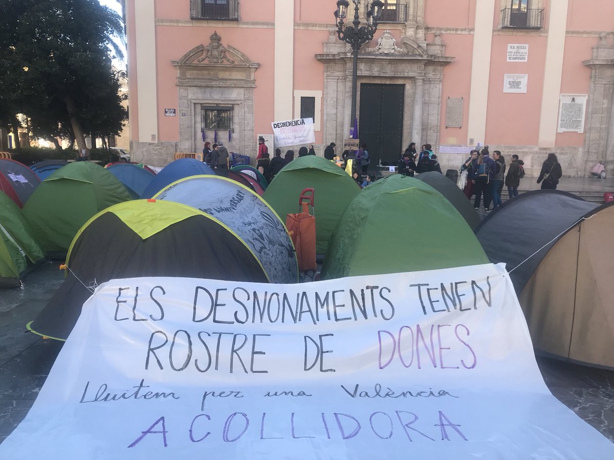 AssembleaVlc's tweet photo. Continuem ocupant la plaça de la Mare de Déu de #València! I què bonica lluïx així! 
Recorda, a les 9.30h monòlegs activistes! ✊🏾✊🏼💜
#OrditFeminista #ResistènciaFeminista #8M2020 https://t.co/6QMvFh28xy