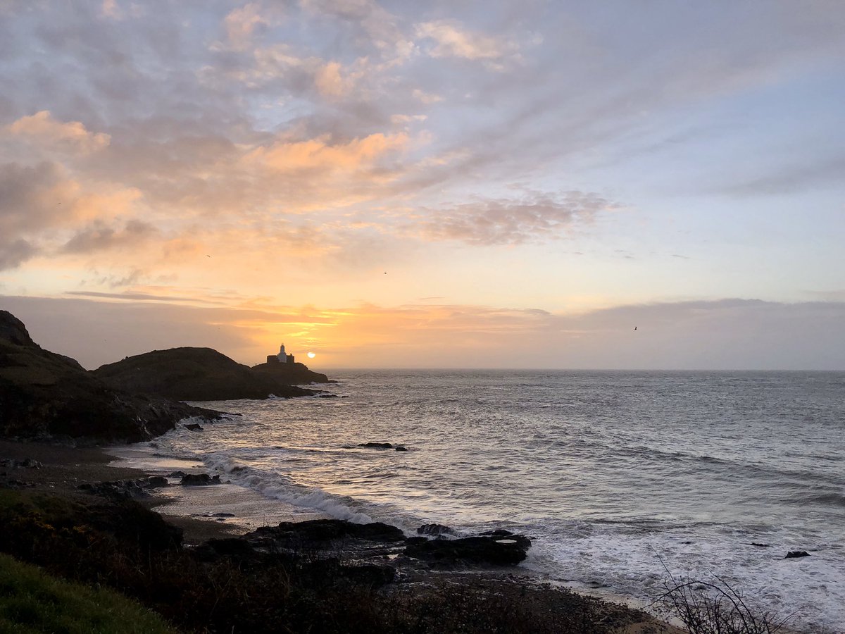 WelshieBerry's tweet photo. I Bloody LOVE where I live! 💜💙💛All this before the rain ☔️ #EarlyRiser #LoveAView #LoveToRun #IWD2020 https://t.co/Jhnrt6uovL