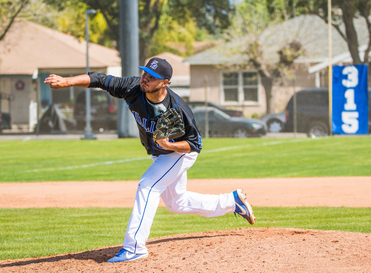 BaseballSbvc's tweet photo. Tommy Baltazar throwing a great 7 innings gem https://t.co/U3AnnfAp1D