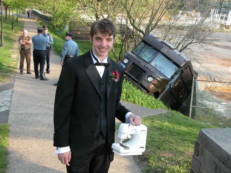 歩く短魚雷 新芝ミコフ 広報 ネットミームちょくちょく見る ミシン男 Sewing Machine Ups Tuxedo について貴重な日曜日を使って調べていました 事故ってるバンはups社のもので 人物はdon Sheehy氏であることが掲示板の情報から判明 氏のhpで言及され 歩く短魚雷 新芝ミコフ 広報 ネットミームちょくちょく見る ミシン男 Sewing Machine Ups Tuxedo について貴重な日曜日を使って調べていました 事故ってるバンはups社のもので 人物はdon Sheehy氏であることが掲示板の情報から判明 氏のhpで言及され
