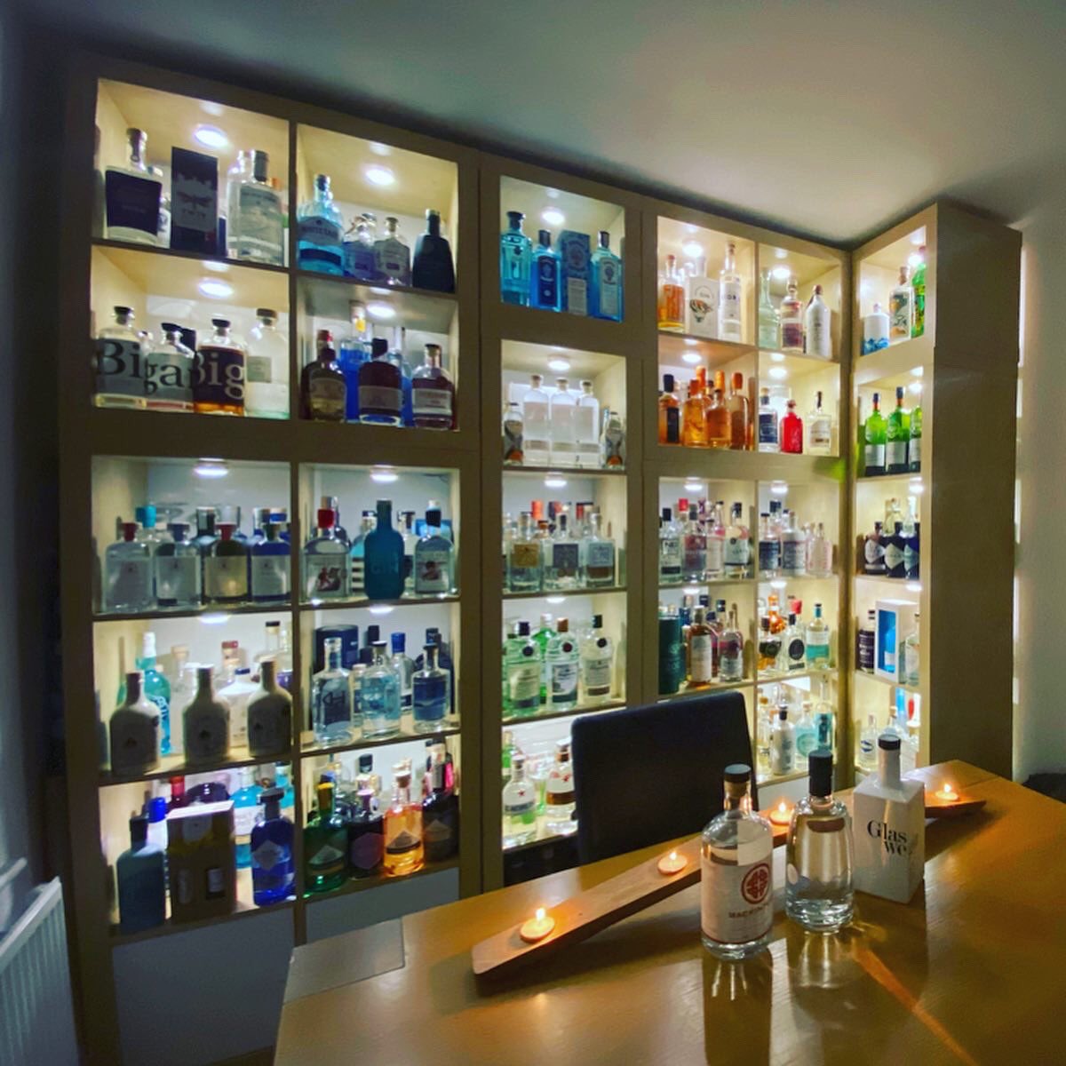 theginguide's tweet photo. ๐คณ #GINSHELFIE OF THE WEEK๐ธ
๐ Wow! This is more of a #ginwall! This incredible collection belongs to Andrew of @theginden (definitely worth a follow!) from Cheshire.
โWhich gin would you pick first from Andrewโs gin shelf? https://t.co/r8D7kW1QXf