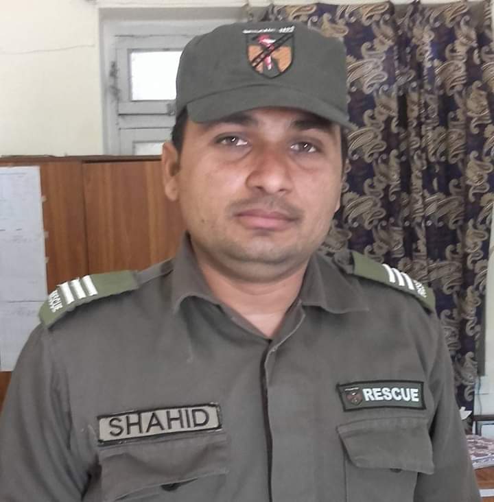 TNNEnglish's tweet image. Shahid, a brave #firefighter in #rescue 1122 #Mardan,has saved so many lives in fire incidents and  disasters. He got injured in road accident today while he was heading   to rescue locals from debris of a house which caved in due to heavy raining in Takhtbhai.  
@KRescue1122