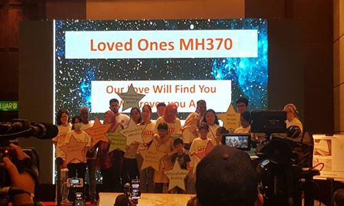globaltimesnews's tweet photo. Keeping the memory alive: 6 years after flight #MH370 disappeared, elderly Chinese relatives of missing passengers struggle to use social media and livestream to participate in memorial held in Malaysia, as #COVID19 disrupts travel plans. @cryfortruth https://t.co/PHJAVf6P1f https://t.co/a76vjY2qcm