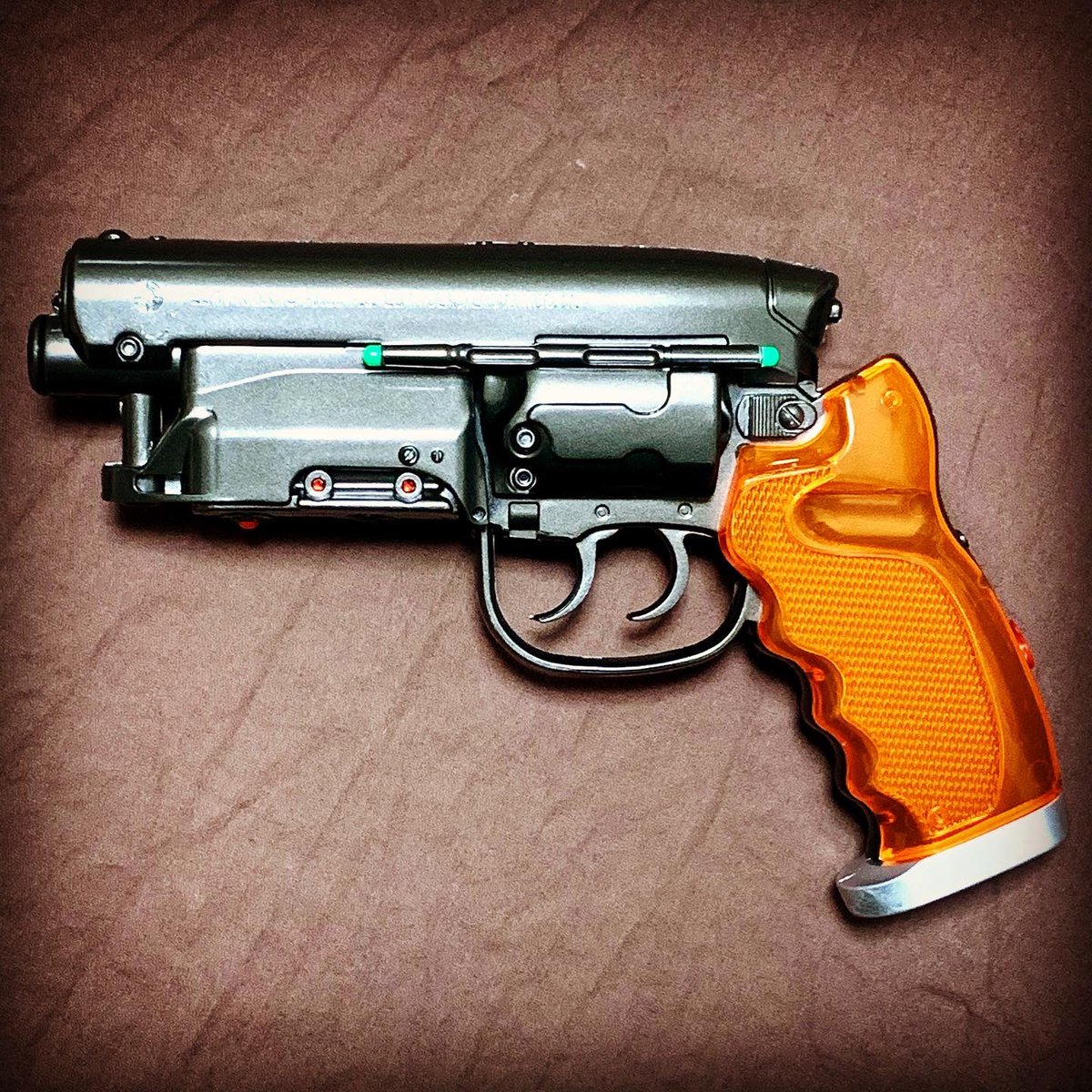 FigureMaster963's tweet photo. #deckardblaster グリップの底だけシルバーに塗装してみたら見栄え良くなった。 https://t.co/ZBJSJwt3hw