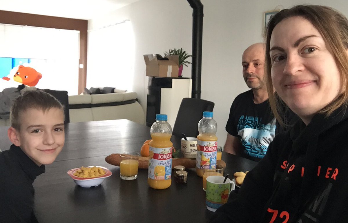 Frajosna's tweet photo. 🌸Un petit déjeuner en famille .
🍊pour nous donner des vitamines le pur jus 30% de sucre en moins grâce à l’eau de coco 🥥
#joker #InsidersJoker30MS #sucreenmoins #eaudecoco https://t.co/LhvEfjRcJU