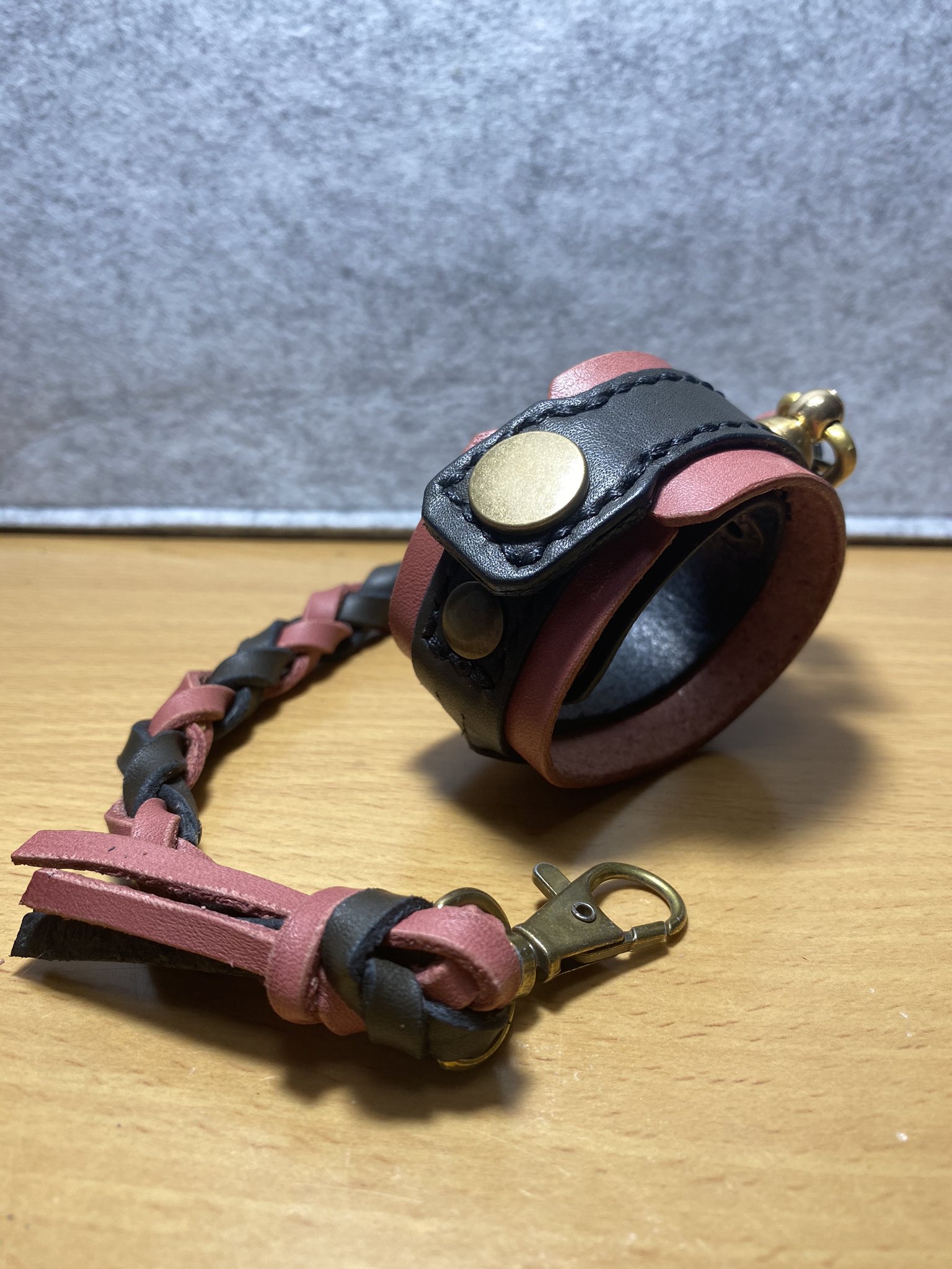 斉藤由香 初めてのレザークラフト完成 よく見ると 色々失敗してるし 諸々アレだけど ぱっと見は分からない筈 笑 初めてにしては 頑張った 一応手袋ホルダーです 中の黒い紐だすと バイクグローブ 夏冬両方 もいける レザークラフト 手袋ホルダー