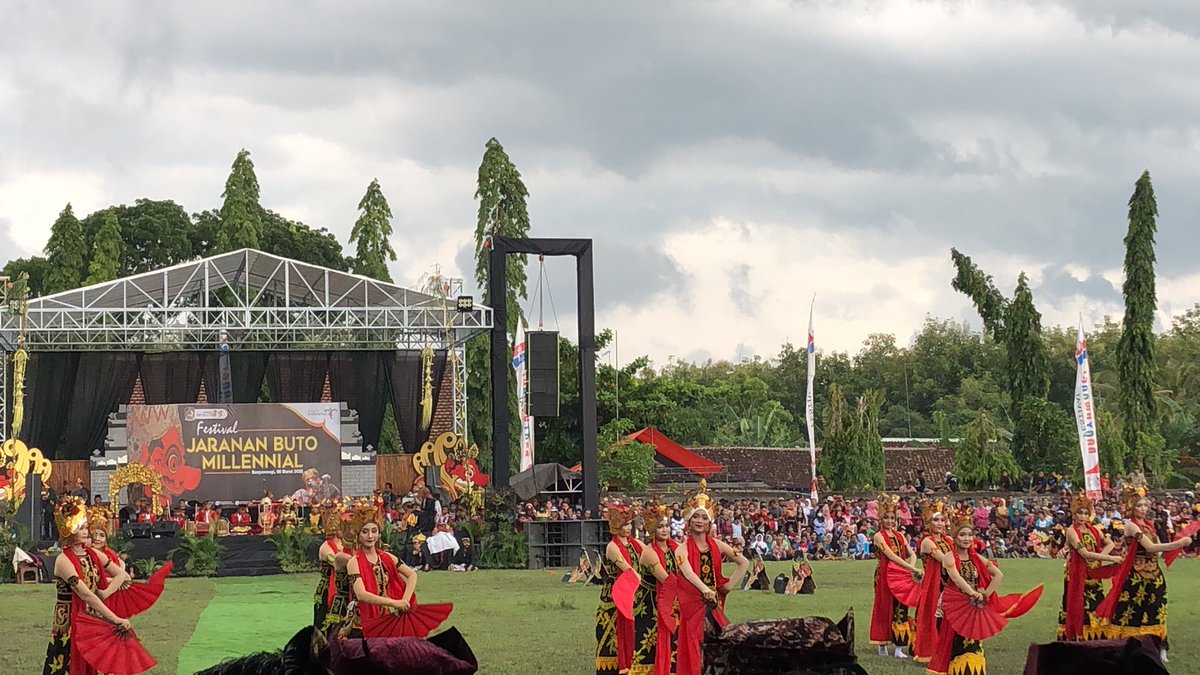 agus_bwi13's tweet photo. Yuukkk ....guesss ke Banyuwangi, nonton akulturasi Budaya inilah jaranan buto Millennial https://t.co/wLqjCjTv67