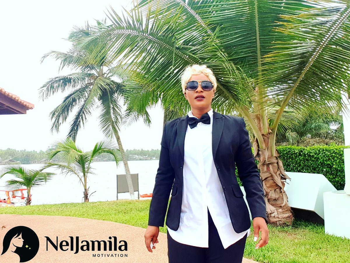 Bonne fête du 08 Mars à mes étoiles. 
L'étoile illumine les endroits les plus sombres.
L'étoile donne la direction.
L'étoile est un bon présage , elle a une grande portée féminine. 
Ta vie est semblable à une étoile, mais tes actes peuvent la transformer en boue rejetée.